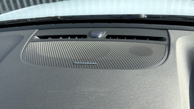 Volvo XC40 2.0 B4P Ultra Dark 5dr Auto Petrol Estate